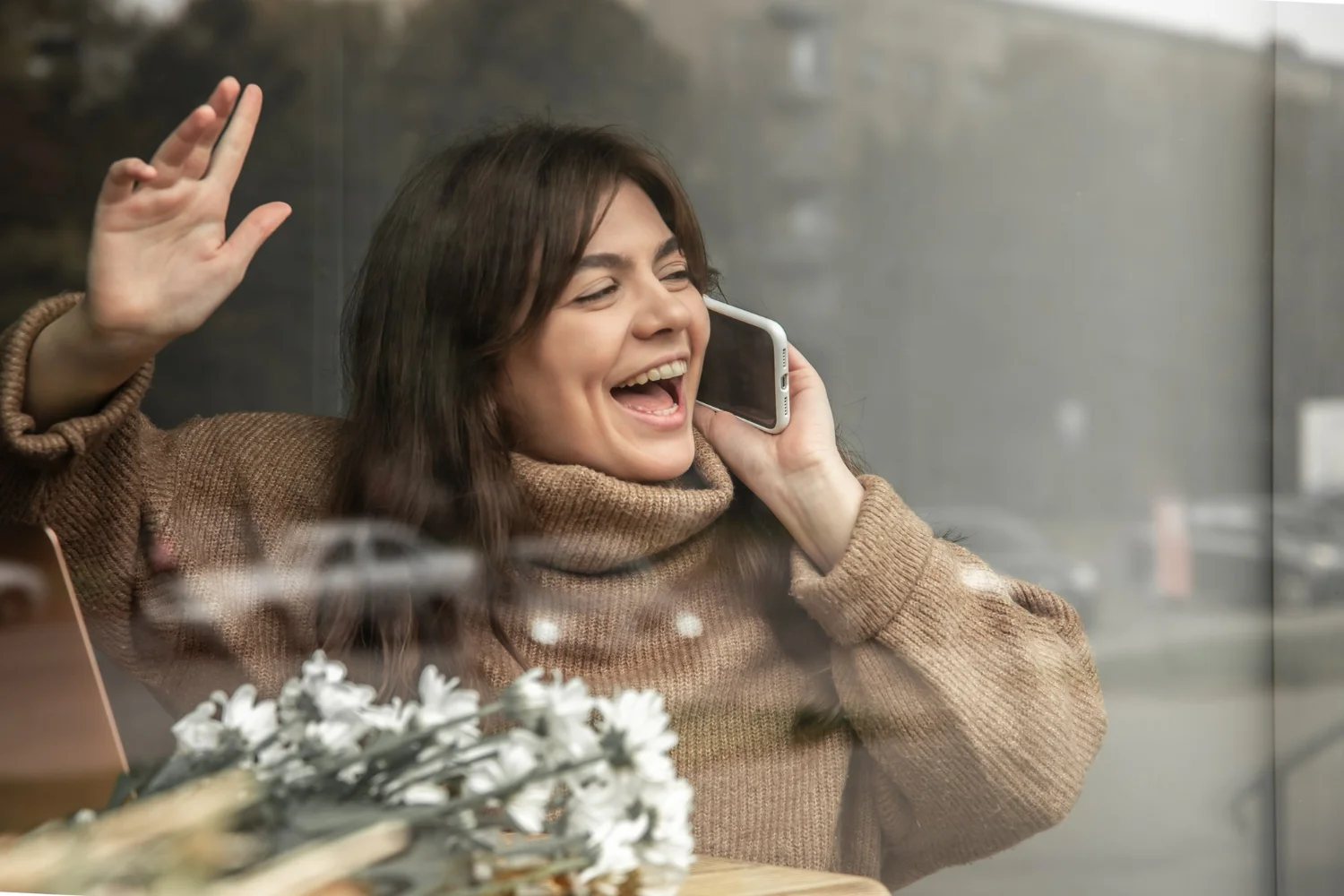 Una paciente conversa con la recepcionista en el mostrador de una clínica