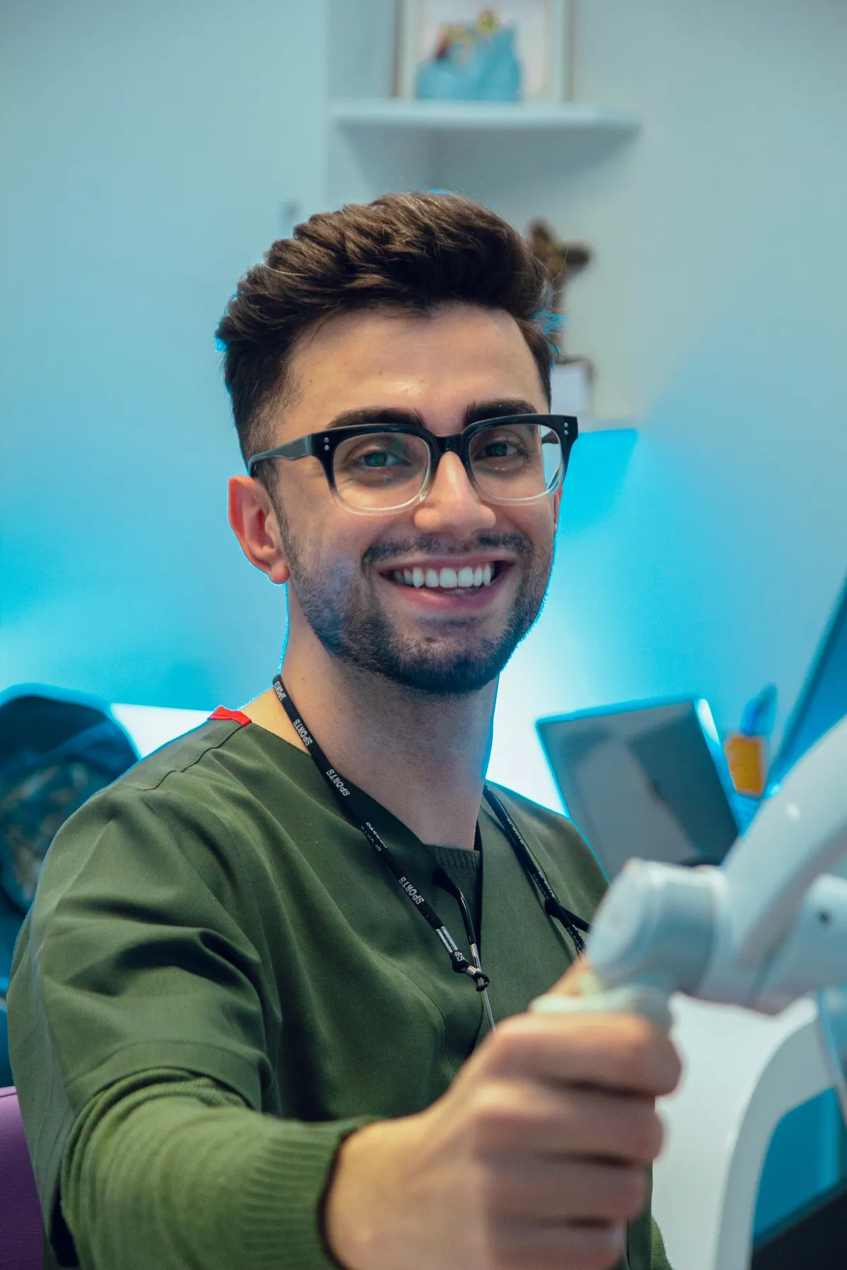 Profesional sonriendo durante una consulta